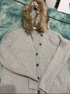 Women’s Hooded Rib-Knit Sweater Cardigan in Light Gray with Faux Fur Trim